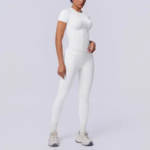 Detailansicht eines weißen nahtlosen Yoga-Sets mit kurzärmeligem Oberteil und Leggings.