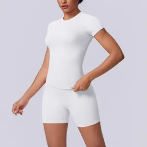 Gedetailleerd overzicht van wit naadloos gebreid yoga-set met strakke top en short
