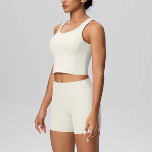Zijaanzicht van een crème yoga set met sportbeha en korte broek met hoge taille en zak