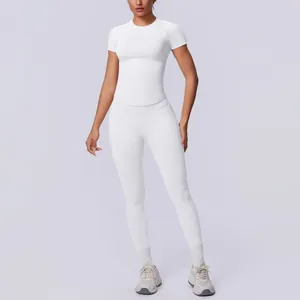 Ganzkörperansicht eines weißen nahtlosen Yoga-Sets mit kurzärmeligem Oberteil und Leggings.