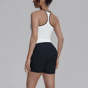 Achteraanzicht van witte racerback tanktop en zwarte sportshortset voor dames yoga