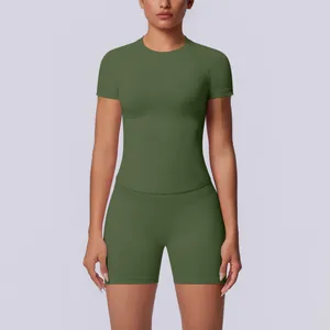 Volledig zicht op een naadloze olijfgroene yogaset met hoge taille op een model