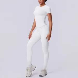 Detailansicht des weißen nahtlosen Yoga-Sets mit Kurzarm-Oberteil und Leggings