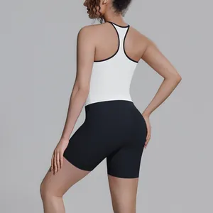 Achteraanzicht van dames sportset met witte racerback tanktop en zwarte yoga shorts
