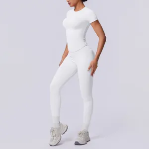 Nahtloses weißes Yoga-Set mit Kurzarm-Top und Leggings für das Fitnesstraining von Frauen