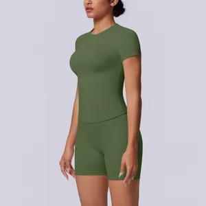 Detailweergave van naadloze olijfgroene yogaset met high-waisted shorts en top met korte mouw