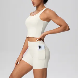 Detailweergave van de beige yogashorts met een functionele zijzak voor een smartphone.