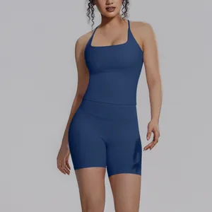 Detailweergave van de marineblauwe sportset voor dames met tanktop en fitnessshort