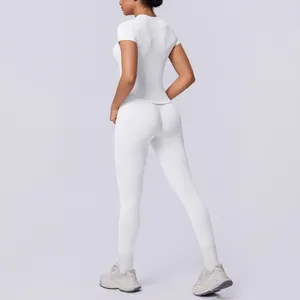 Rückansicht einer Frau in einem professionellen weißen, nahtlosen Yoga-Set mit Ärmeln.