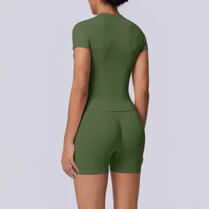 Achteraanzicht van een olijfgroene naadloze yogaset met nauwsluitende push-up shorts