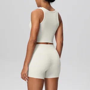 Achteraanzicht van crèmekleurige yogaset met racerback-top en sportshort met hoge taille
