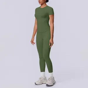 Modell trägt olivgrünes nahtloses Yoga-Set mit Kurzarm-Oberteil und Leggings