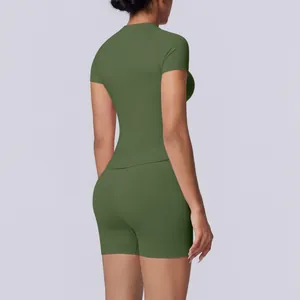 Achteraanzicht van naadloze olijfgroene yogaset met korte mouwen en shorts met hoge taille