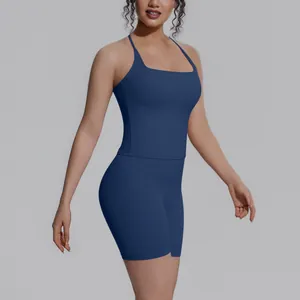 Gedetailleerd overzicht van marineblauwe sneldrogende yogaset voor dames met top en shorts