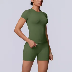 Gedetailleerd overzicht van een naadloze olijfgroene yogaset met hoge taille shorts