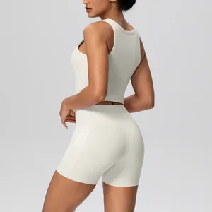 Detailweergave van crème sportset met sporttop en yogashorts met zakken voor dames.