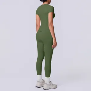 Detaillierte Rückansicht eines nahtlosen olivgrünen Yoga-Sets mit Kurzarm und Leggings