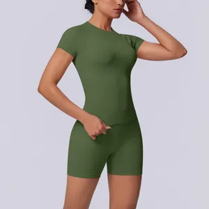 Detail van olijfgroene naadloze gebreide yogaset met top met korte mouwen en hoge taille short