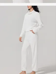 Conjunto de chándal blanco de punto gofre con jersey de cuello alto y joggers detalle