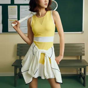 Abito da tennis in mesh giallo e bianco con giacca annodata in vita per lo sport