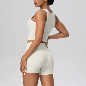 Sportieve vrouw in beige sport-bh en yogashortset met hoge taille voor fitness