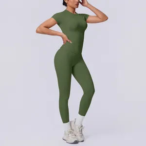 Seitenansicht des olivgrünen, nahtlosen Yoga-Sets mit hoch taillierten Leggings.