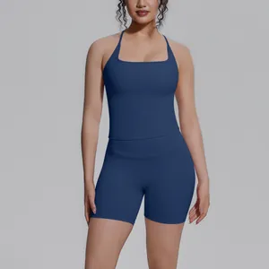Close-up van marineblauw sportsetje voor dames met yoga tanktop met open rug en fitness short.