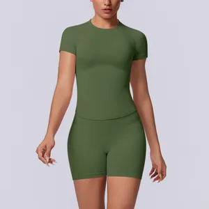 Detail van olijfgroene naadloze gebreide yogaset met korte broek met hoge taille