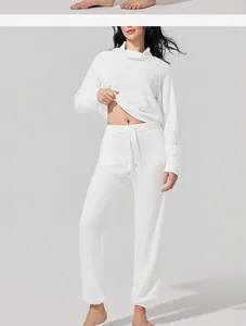 Detalle del conjunto deportivo blanco de punto gofrado para mujer con joggers
