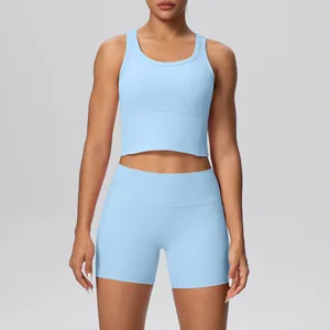 Vooraanzicht van een lichtblauwe tweedelige yogaset met sportbeha en korte broek met zakken.