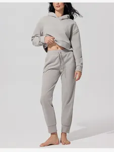Detalle del conjunto de chándal de pana gris acanalado para mujer con sudadera y pantalones