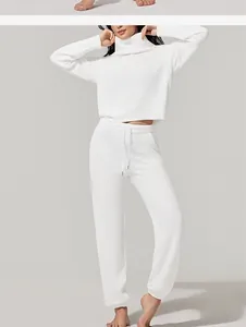Vista detallada del conjunto para mujer de punto gofrado con cuello alto y jogger