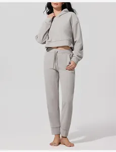Detalle del conjunto deportivo gris de pana acanalada con sudadera para mujer