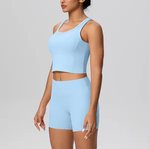 Gedetailleerd zicht op lichtblauwe sportbeha en yoga-shorts set met hoge taille op model