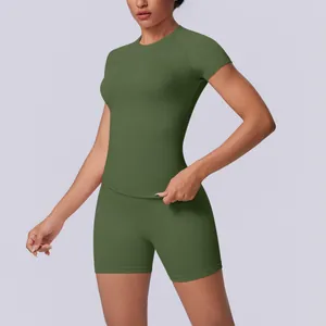 Gedetailleerd overzicht van groene naadloze yogaset met korte mouwen en shorts