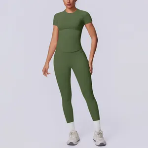 Detailansicht eines nahtlosen olivgrünen Yoga-Sets mit Kurzarm-Oberteil und Leggings