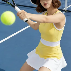 Dettaglio del vestito da tennis bicolore giallo e bianco per donna in azione sul campo
