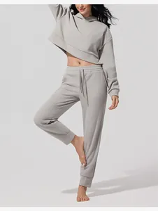 Vista detallada del conjunto de sudadera y joggers de pana gris claro para mujer