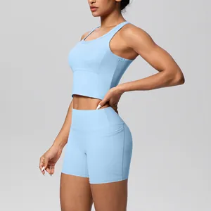 Zijaanzicht van een lichtblauw tweedelig yogaset met sportbeha en broek met zakken