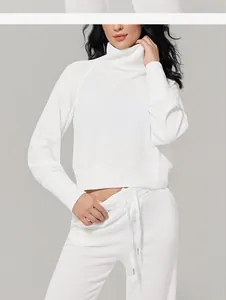 Detalle de un chándal de punto gofrado blanco con una acogedora sudadera de cuello alto.