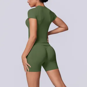 Achteraanzicht van een naadloze olijfgroene yogaset met hoge taille shorts en korte mouwen