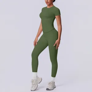 Detailansicht des nahtlosen Yoga-Sets mit Kurzarm-Oberteil und Leggings in Olivgrün