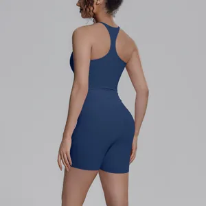 Detail van een blauwe racerback sportbeha en strakke fitnessshort yogaset voor dames achterzijde.