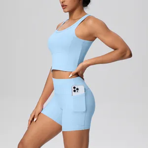 Gedetailleerd aanzicht van de lichtblauwe yogashort met hoge taille en een zijvakje