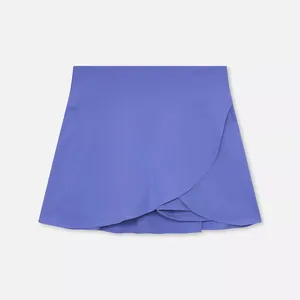 Détail de la jupe de tennis lilas avec un ourlet croisé et une taille élastiquée