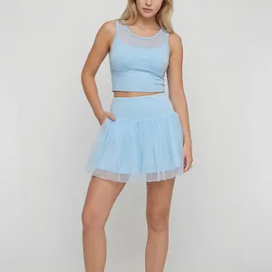 Completo sportivo due pezzi azzurro con canotta yoga in mesh e gonna da tennis in mesh