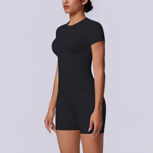 Naadloze zwarte yogaset met top met korte mouwen en biker short met hoge taille