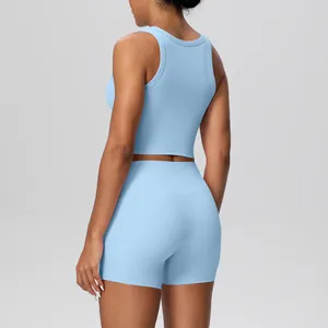 Achteraanzicht van een lichtblauwe tweedelige yogaset met crop top en korte sportbroek