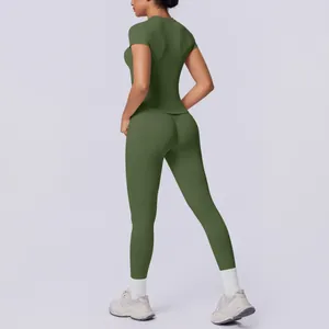 Rückansicht olivgrünes nahtloses Yoga-Set mit Po-Lifting-Leggings und figurbetontem Oberteil.