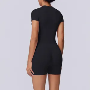Achteraanzicht van zwarte naadloze yogaset met strakke top en push-up shorts